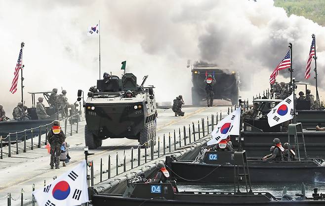 지난해 실시된 한미 연합 도하훈련에서 한국 K808 장갑차가 육군 7공병여단과 미2사단이 구축한 부교(浮橋)를 건너는 모습. 미 국방부의 전략지침에 따라 주한미군의 역할이 ‘중국 견제, 대만 방어’ 등으로 확대될 가능성이 커졌다는 분석이 나온다./연합뉴스