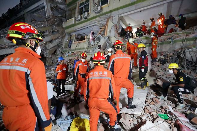미얀마 만달레이 지진으로 무너진 한 빌라에서 지난 30일 실종자를 수핵하고 있는 중국 구조대원들. /EPA 연합뉴스