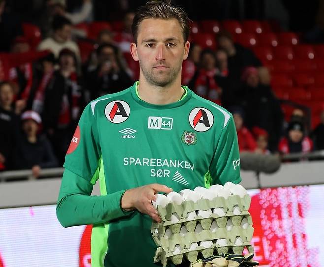 여러 차례 선방을 펼쳐 수훈 선수로 선정된 골키퍼 얀 더 부르. 선물로 받은 계란을 들고 있다. /브뤼네FK 인스타그램