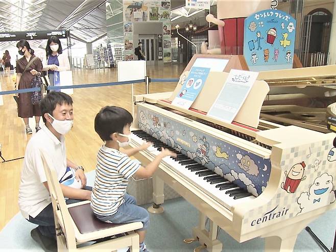 일본 아이치현 츄부국제공항에 설치된 거리 피아노를 한 아이가 연주하고 있다./토카이테레비