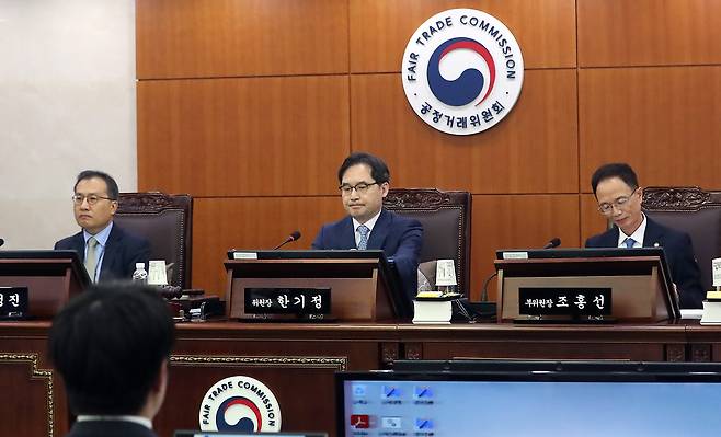 한기정 공정거래위원장이 세종시 정부세종청사에서 열린 전원회의에 참석하고 있다. /뉴스1