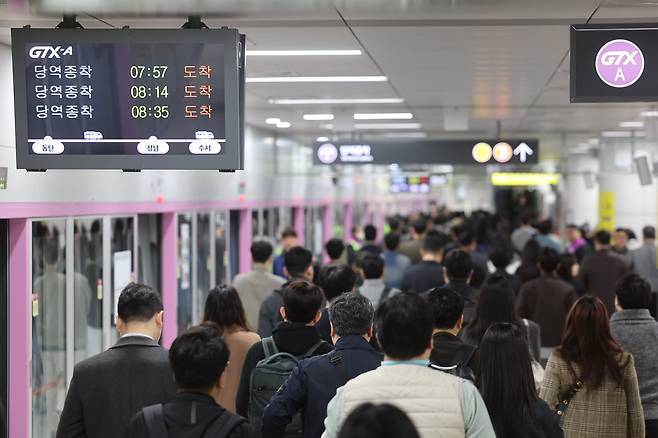 수도권 광역급행철도(GTX)-A 수서∼동탄 구간 개통 후 첫 평일인 1일 오전 서울 수도권 광역급행철도(GTX)-A 수서역에서 승객들이 열차에서 내려 이동하고 있다. /연합뉴스