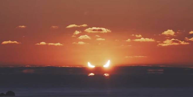 부분일식 중 벌어진 이중 일출 현상./제이슨 커스(Jason Kurth), 세바스티아 맥퀸(Sebastia Mcqueen)