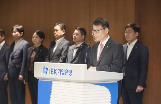 김성태 IBK기업은행장이 지난달 26일 열린 확대간부회의에서 대국민 사과 및 쇄신계획을 발표했다. [기업은행 제공]
