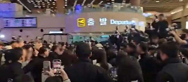 지난 3월 29일 그룹 하츠투하츠의 김포국제공항 출국길에 몰려든 인파./온라인 커뮤니티