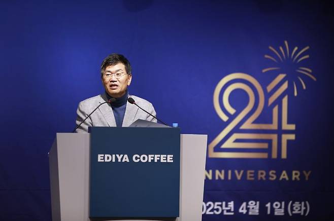 1일 서울 강남구 이디야커피 본사에서 열린 '24주년 창립기념식'에서 문창기 회장이 기념사를 하고 있다. 이디야커피 제공
