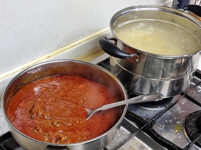 푸드 QR을 통해 알레르기 정보를 확인한 제품으로 파스타를 만들었다.