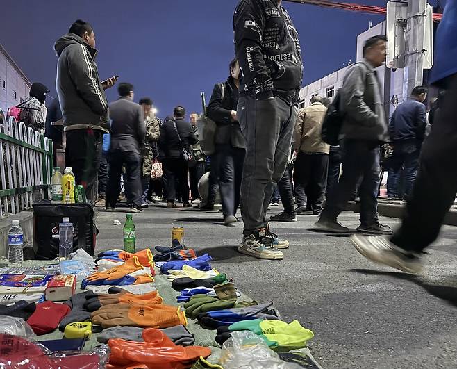 지난 27일 중국 베이징 외곽 마쥐차오 인력시장엔 하루 일감을 찾으러 노동자들이 몰려들었다. 베이징/이정연 특파원