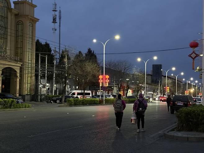 지난 27일 새벽 중국 베이징 외곽 마쥐차오 인력시장에서 청소 도구를 챙긴 노동자들이 일터로 떠나고 있다. 베이징/이정연 특파원