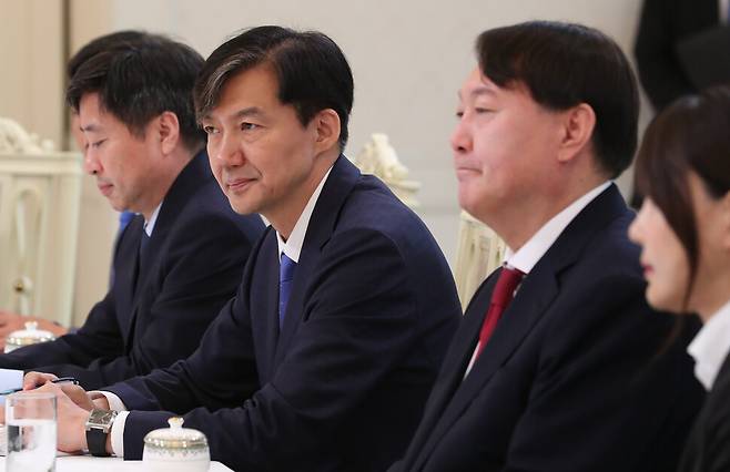2019년 7월25일 윤석열 검찰총장 임명식 뒤 환담에서 조국과 윤석열이 문재인 대통령의 이야기를 듣고 있다. 김정효 기자