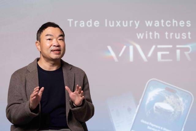 스마트 시계가 세상을 평정할 것으로 봤던 문제연 바이버 대표는 요즘 명품 시계의 매력에 빠졌다. 그는 "디지털 세상에서도 아날로그 명품 시계가 희소성 때문에 살아남을 것"으로 보고 있다. 류기찬 인턴기자