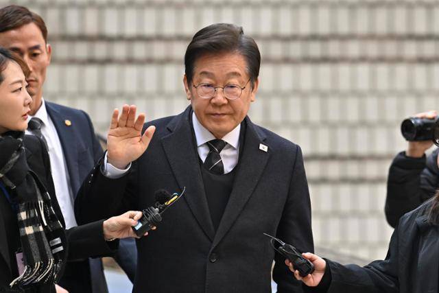 이재명 더불어민주당 대표가 1일 서울 서초구 서울중앙지법에서 열린 '대장동·위례·백현동·성남FC 사건' 1심 공판에 출석하고 있다. 정다빈 기자