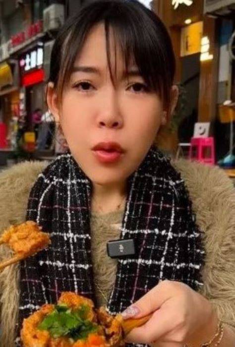 실제로 남성임에도 여장하며 먹방을 진행한 랑웨이셴으로, 여장을 하는 것은 의상도착증으로 인해 발생할 수 있다./사진=사우스차이나모닝포스트 캡처