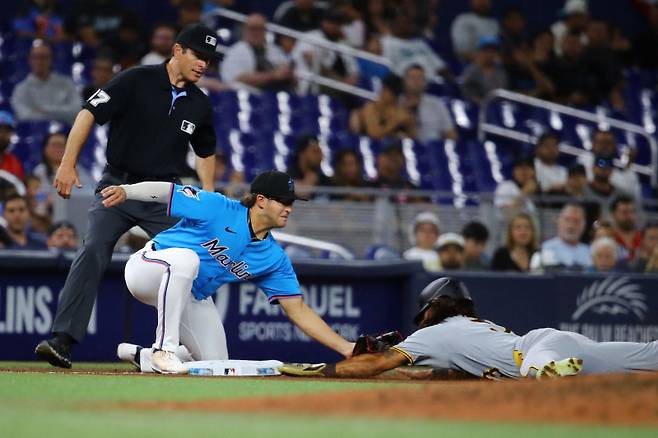 <yonhap photo-2173="">31일(한국시간) 마이애미전에서 3루에서 아웃되는 배지환의 모습. [AFP=연합뉴스]</yonhap>