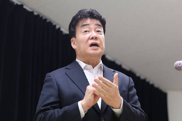 백종원 더본코리아 대표가 지난달 28일 서울 서초구 스페이스쉐어 강남역센터에서 열린 첫 정기 주주총회를 마친 뒤 언론 앞에서 입장 표명 및 질의 응답 시간을 갖고 있다. [사진=연합뉴스]