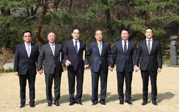 한덕수 대통령 권한대행 국무총리가 1일 서울 종로구 삼청동 총리공관에서 경제안보전략TF 회의에 앞서 기념사진을 촬영하고 있다. 왼쪽부터 최상목 부총리, 정의선 현대차 회장, 이재용 삼성전자 회장, 한총리, 최태원 SK 회장, 구광모 LG 회장. 2025.4.1 [사진=연합뉴스]