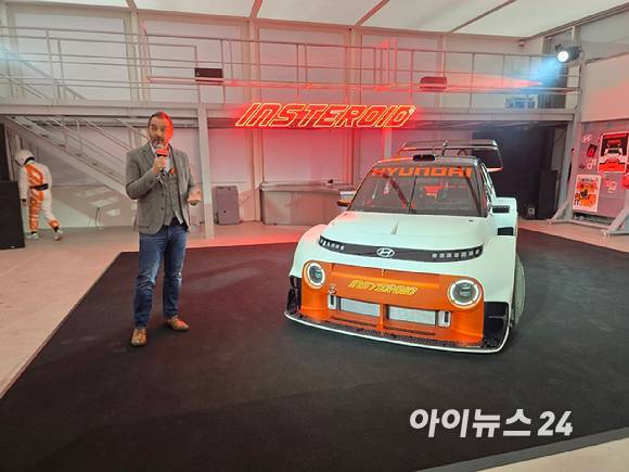 사이먼 로스비 현대디자인센터장 전무가 지난 31일 서울 성동구 '피치스 도원'에서 현대차 디자인 콘셉트카 '인스터로이드'를 공개하며 차량 디자인을 소개하고 있다. [사진=김종성 기자]