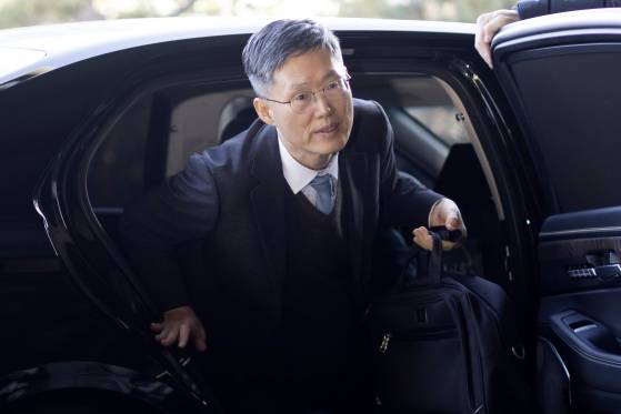 헌법재판소장 권한대행인 문형배 헌법재판관이 지난 18일 서울 종로구 헌법재판소로 출근하고 있다. 연합뉴스