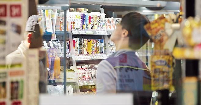 < 고달픈 자영업자 > 편의점 등 일부 업종에서 법정 최저임금을 적용하기 어렵다는 지적이 잇따르는 가운데 고용노동부 장관이 31일 최저임금위원회에 내년도 최저임금 심의를 요청했다. 지난 18일 서울의 한 편의점에서 직원이 진열대에 놓인 상품을 살펴보고 있다.  뉴스1