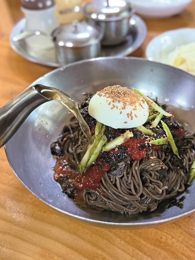 100% 메밀가루로 제면해 담백하고 구수한 평화막국수. 사진=박소윤