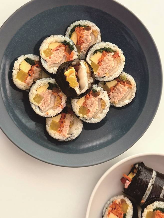 (상단) 묵은지참치김밥과 (하단) 기본 가평김밥. 사진=박소윤