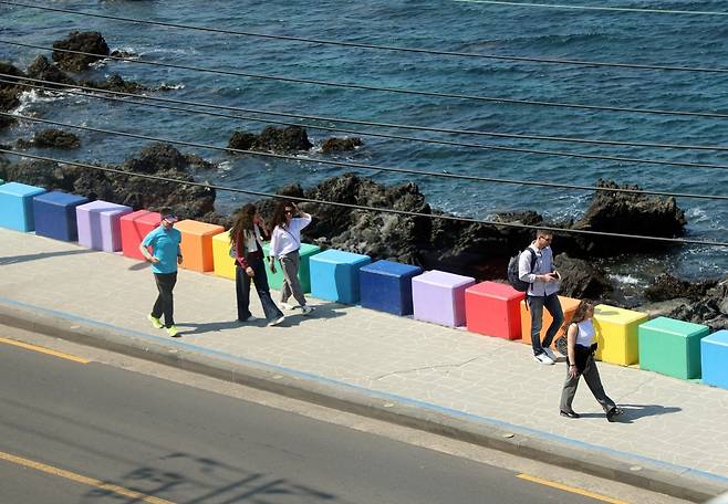 제주시 도두해안도로에서 관광객들이 산책을 하고 있다. 기사와 사진은 직접적인 관련 없음. 사진=뉴스1