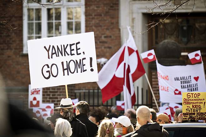 지난달 29일(현지시간) 덴마크 코펜하겐에 있는 미 대사관 앞에서 시민들이 그린란드 국기와 ‘양키 고홈’이라고 쓰인 손팻말을 들고 J D 밴스 미국 부통령의 일방적인 그린란드 방문과 병합 주장을 비판하는 시위를 벌이고 있다. AP연합뉴스