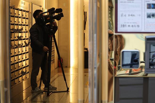 언론사 취재진이 1일 장제원 전 국민의힘 의원이 숨진 채 발견된 서울 강동구의 한 오피스텔 내부를 촬영하고 있다. 연합뉴스