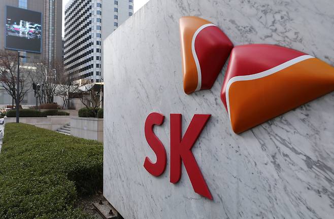 SK Group's logo at its headquarters in central Seoul. (Newsis)