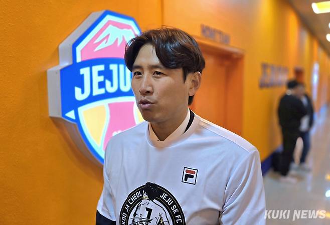 구자철이 30일 제주월드컵경기장에서 은퇴식을 마친 뒤 취재진과 만나 인터뷰하고 있다. 김영건 기자