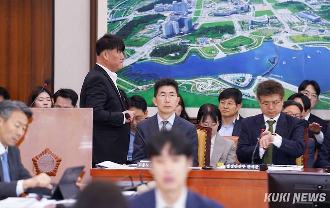 박한신 12·29 여객기 참사 유가족협의회 대표가 1일 서울 영등포구 국회에서 열린 '12·29 여객기 참사 피해자와 유가족 지원 및 추모사업 지원 소위원회'에 참석하고 있다.