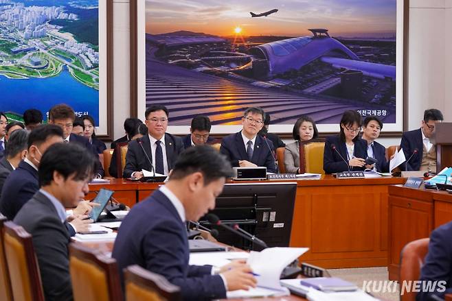 12·29 여객기 참사 피해자와 유가족 지원 및 추모사업 지원 소위원회가 열린 1일 서울 영등포구 국회에서 백원국(왼쪽) 국토교통부 제2차관과 이기일 보건복지부 제1차관이 참석해 있다.