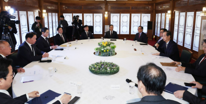 한덕수 대통령 권한대행 국무총리가 1일 서울 종로구 삼청동 총리공관에서 열린 경제안보전략TF 회의에서 발언하고 있다. 연합뉴스&nbsp;