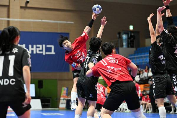 지난 3월 29일 열린 ‘신한 SOL페이 2024-2025 핸드볼 H리그’ 여자부 3라운드 경남개발공사와 경기에서 광명 SK슈글즈 유소정이 슈팅을 날리고 있다. 한국핸드볼연맹 제공