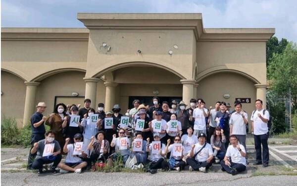 의정부 미군반환공여지 시민참여위원회가 캠프 레드클라우드 부지에서 기념촬영을 하고 있다. 미군반환공여지 시민참여위원회 제공
