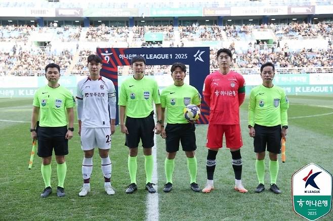 3월 29일 대전월드컵경기장에서 열린 대전하나시티즌과 광주 FC의 경기를 앞두고 양 팀 주장, 심판진이 사진 촬영에 임하고 있다. 방기열 부심(사진 맨 왼쪽부터), 광주 김진호, 최현재 대기심, 송민석 주심, 대전 이창근, 설귀선 부심. 사진=한국프로축구연맹