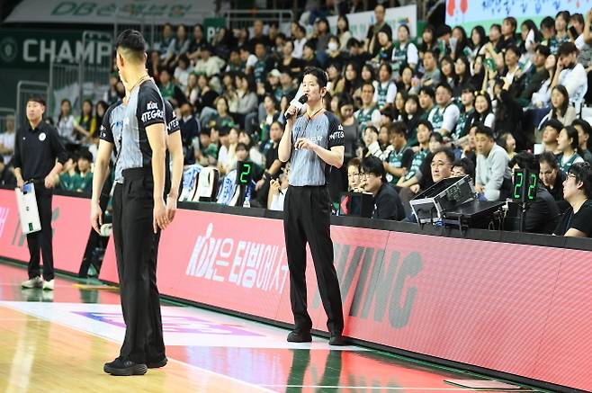 한국 남자 프로농구는 비디오판독 후 해당 판정이 왜 이렇게 이루어졌는지 경기장에 있는 모든 구성원에게 설명한다. 사진=KBL