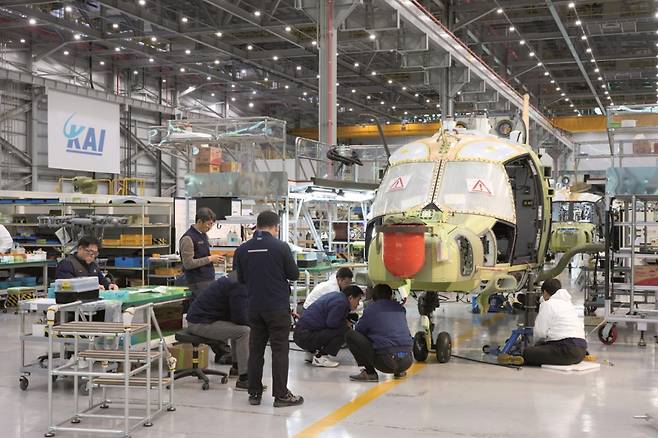 경남 사천 KAI 회전익동에서 엔지니어들이 헬기 조립을 진행중이다./사진제공=KAI