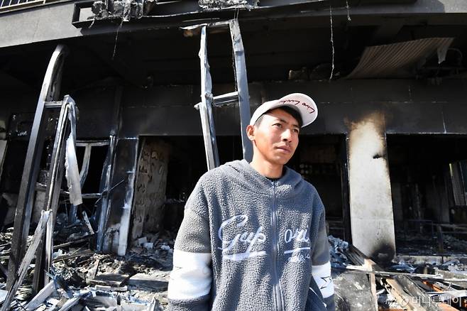 인도네시아 국적의 수기안토(31)씨가 31일 산불이 휩쓸고 간 경북 영덕군 축산면 경정 3리에서 불에 탄 집 앞에서 당시 구조 상황 등을 설명하고 있다./사진=(영덕=뉴스1) 최창호 기자