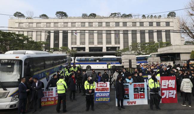 헌재에 쏠린 시선 윤석열 대통령 탄핵심판 선고가 오는 4일 오전 11시로 공지된 1일 오전 서울 종로구 헌법재판소 앞에서 탄핵 찬반 지지자들이 1인 시위와 기자회견을 열고 있다.   백동현 기자