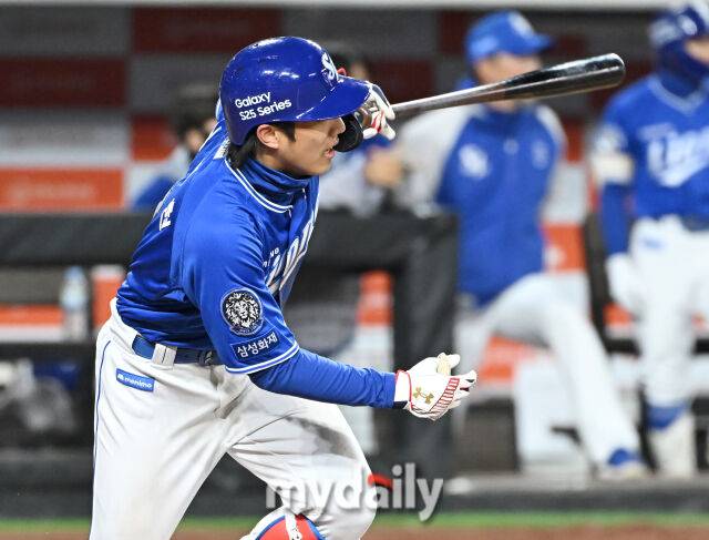 17일 오후 대전광역시 부사동 대전 한화생명볼파크에서 진행된 '2025 프로야구 KBO리그' 한화 이글스와 삼성 라이온즈의 시범경기. 삼성 이재현이 4회초 2사 1,2루서 1타점 적시타를 터뜨리고 있다./마이데일리