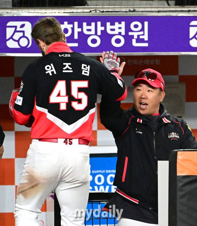 2025년 3월 28일 오후 대전 한화생명 볼파크에서 진행된 '2025 신한 SOL뱅크 KBO 리그' KIA 타이거즈와 한화 이글스의 경기. KIA 위즈덤이 7회초 선두타자 홈런을 친 뒤 이범호 감독의 축하를 받고 있다./대전=유진형 기자 zolong@mydaily.co.kr