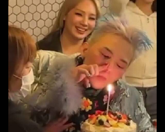 지드래곤이 촛불을 코로 끄고 있다. / 온라인 커뮤니티 캡처