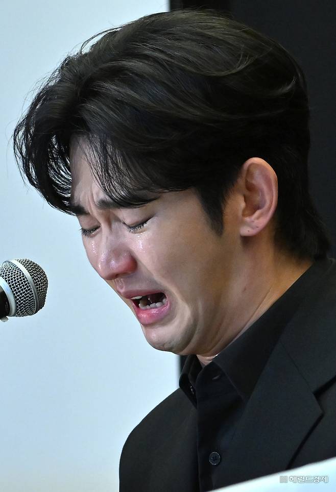 고 김새론 배우와 미성년자 시절 교제했다는 의혹을 받는 배우 김수현이 31일 오후 서울 마포구 스탠포드 호텔에서 기자회견을 통해 입장을 밝히고 있다. 김수현은 그간 김새론과의 교제 의혹에 대해 부인했으나, 입장을 번복하고 김새론이 성인이 된 이후부터 1년간 교제했다고 주장했다. 하지만 김새론 유족 측은 고인이 미성년자 시기 김수현과 교제한 증거로 2016년 두 사람의 카카오톡 대화를 공개하며 논란이 이어지고 있다. [사진=임세준 기자/jun@]