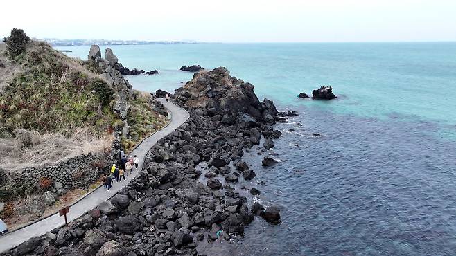 제주시 애월읍 한담해변을 찾은 관광객이 산책하고 있다. 사진은 기사와 무관. [연합뉴스]
