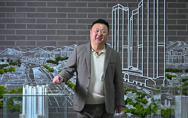 30년간 디벨로퍼를 운영하며 산전수전 다 겪었다는 정주영 미래인 회장. 사업에 성공했다가 극단적 선택에 유혹을 받을 정도로 벼랑끝에 몰렸다가, 다시 재기했다는 정 회장. 최근 부동산 시장의 어려움 속에서도 그는 청담동 프리마호텔 부지에 49층의 하이엔드 주거문화를 심는 대형프로젝트를 가동했다. 세상사 마음먹기에 따라 달라진다는 신념을 갖고 있는 그는 ‘가고자 하는 바가 분명해야 하늘도 돕는다’는 경영철학으로 미래인의 비전을 이끌고 있다.  사진=임세준 기자/jun@heraldcorp.com