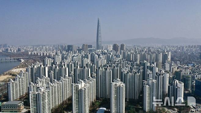 [서울=뉴시스] 김명년 기자 = 사진은 23일 오전 서울 송파구 아파트 단지. 2025.03.23. kmn@newsis.com