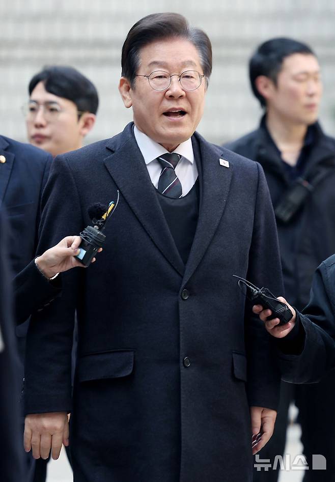[서울=뉴시스] 김진아 기자 = 이재명 더불어민주당 대표가 1일 서울 서초구 서울중앙지방법원에서 열린 대장동 배임 및 성남FC 뇌물 의혹 공판에 출석하고 있다. 2025.04.01. bluesoda@newsis.com