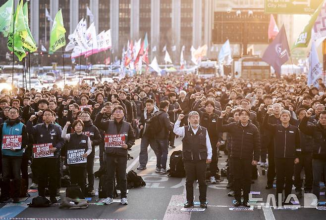 [서울=뉴시스] 정병혁 기자 = 1일 서울 종로구 동십자각 앞에서 열린 양대노총 24시간 철야 집중행동 선포 결의대회에서 참가자들이 구호를 외치고 있다. 2025.04.01. jhope@newsis.com
