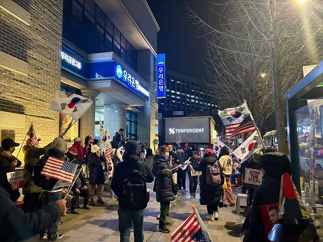 [서울=뉴시스] 최은수 기자 = 헌법재판소가 위치한 서울 지하철 안국역 일대에서 자유통일당 등 탄핵 반대 집회 참가자들의 집회가 이어지고 있다. 이날 오후 4시 기준 경찰 비공식 추산 1000여명이 모였으며 참가 인원은 점차 늘어나고 있다.  2025.04.01. eschoi@newsis.com *재판매 및 DB 금지